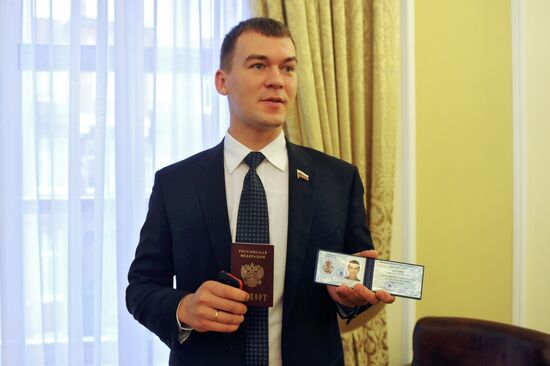 Дегтярев и Левичев получают удостоверение кандидата в мэры Москв