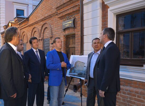 Д.Медведев посетил Старо-Татарскую слободу в Казани