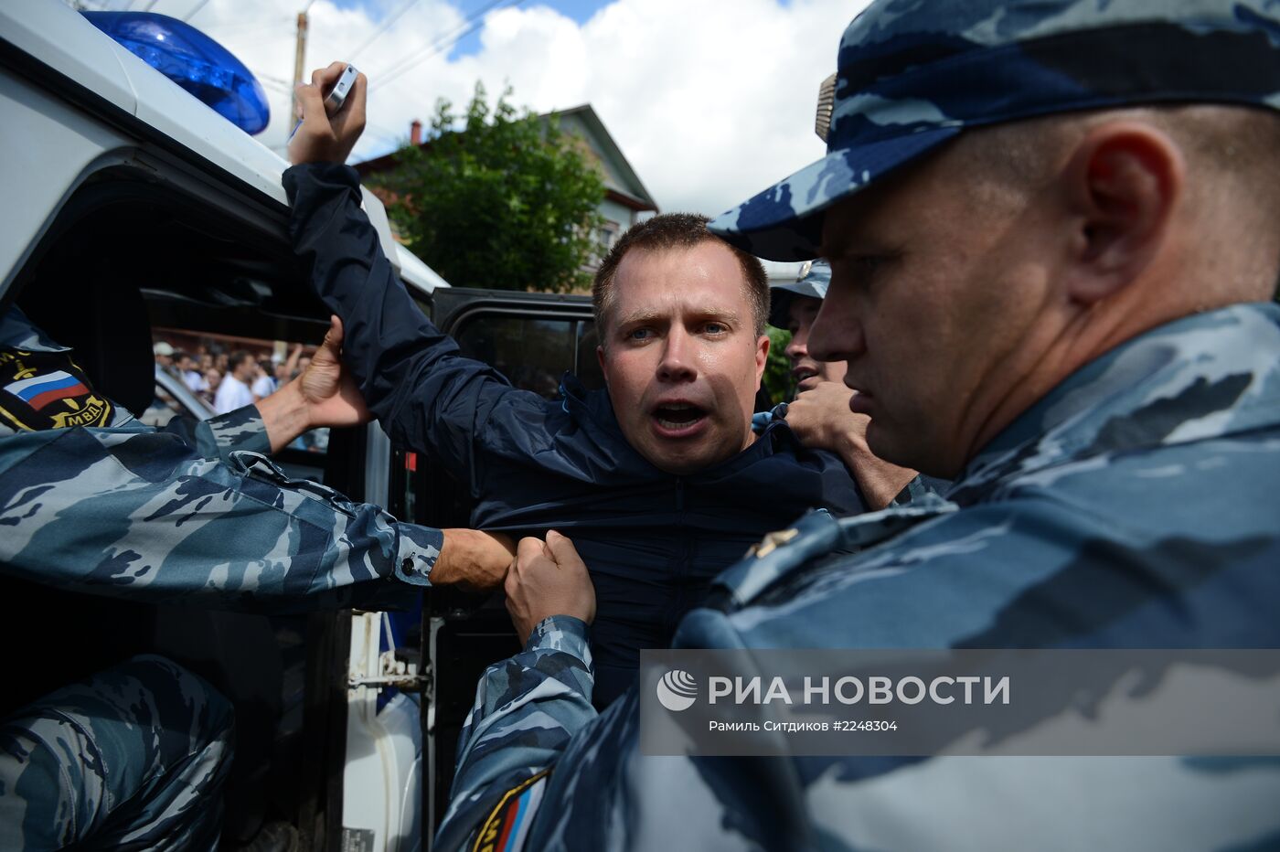 Навальный приговорен к пяти годам колонии