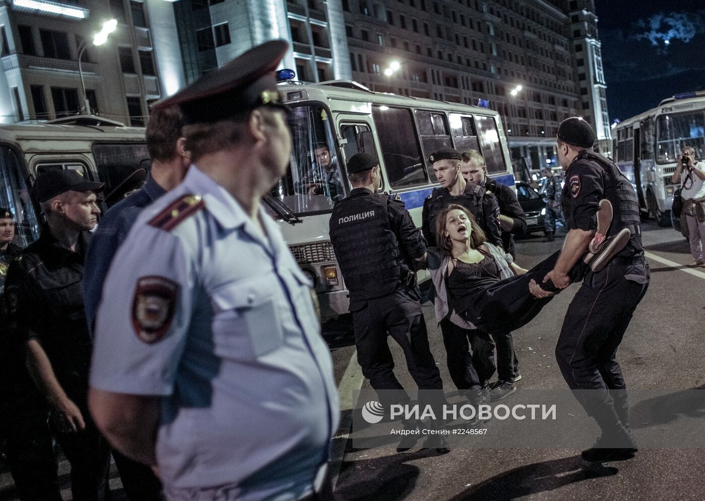Акция сторонников Алексея Навального на Манежной площади