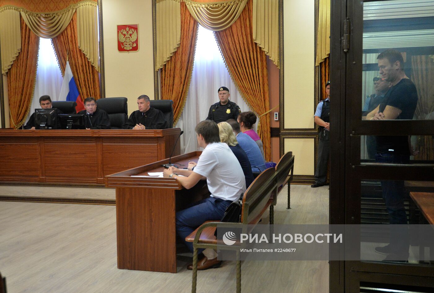 Кировский облсуд изменил меру пресечения Навальному и Офицерову