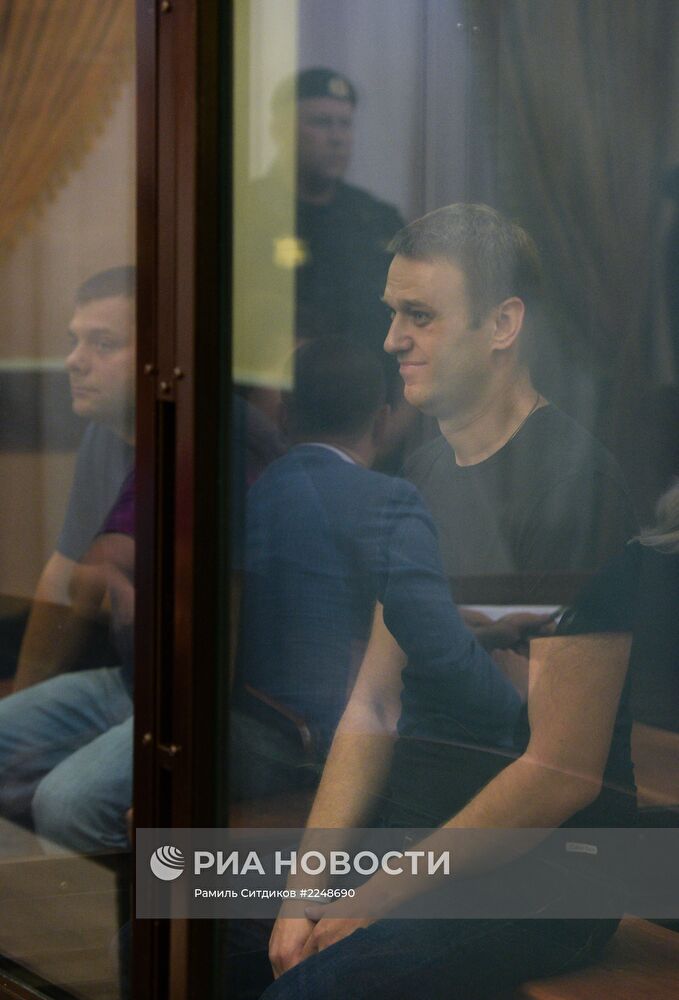 Суд Навального и Офицерова об освобождении из-под стражи