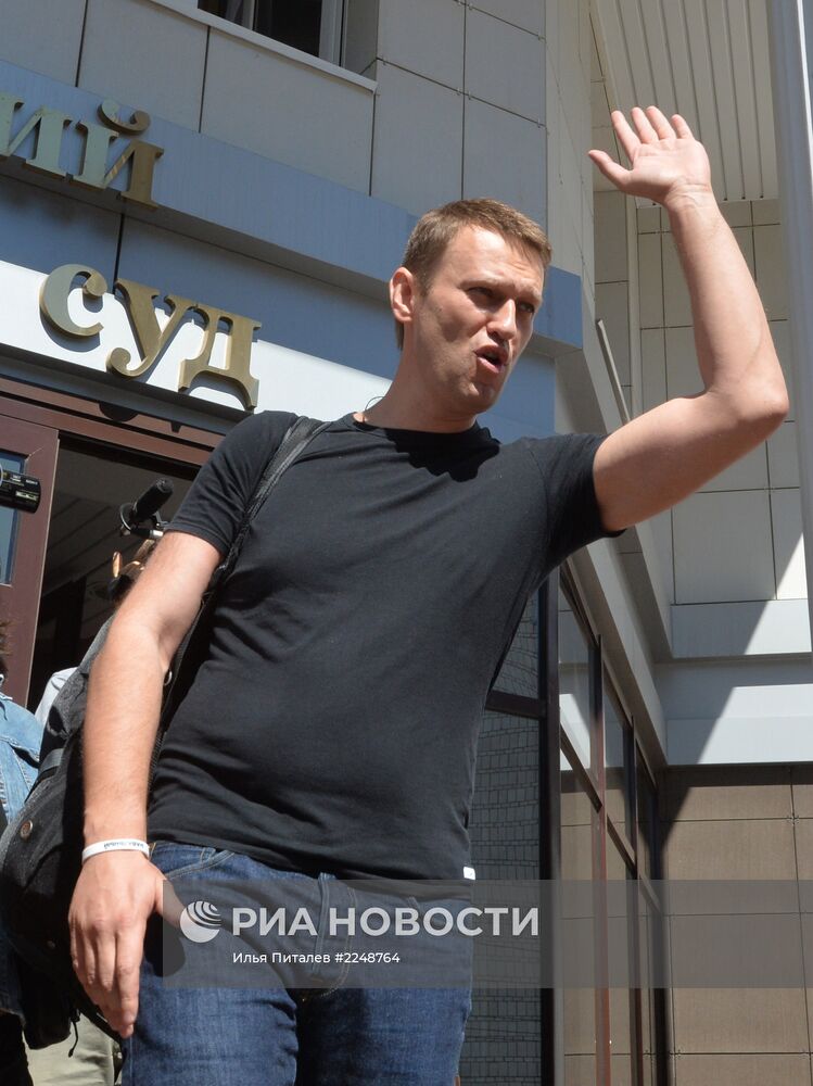 Кировский облсуд изменил меру пресечения Навальному и Офицерову