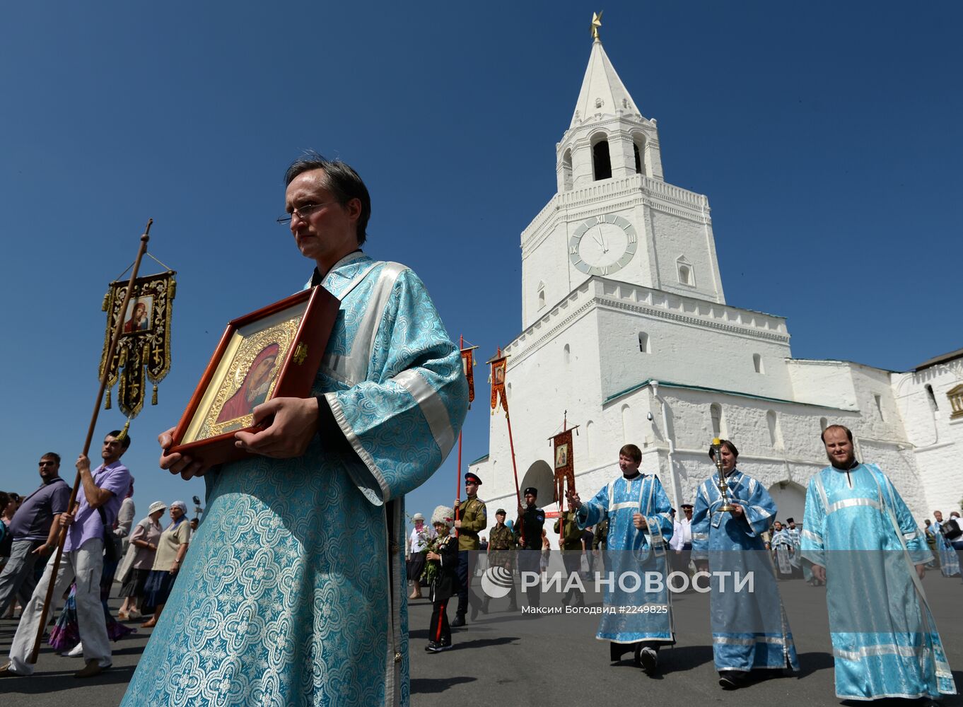 Крестный ход в день праздника Казанской иконы Богоматери