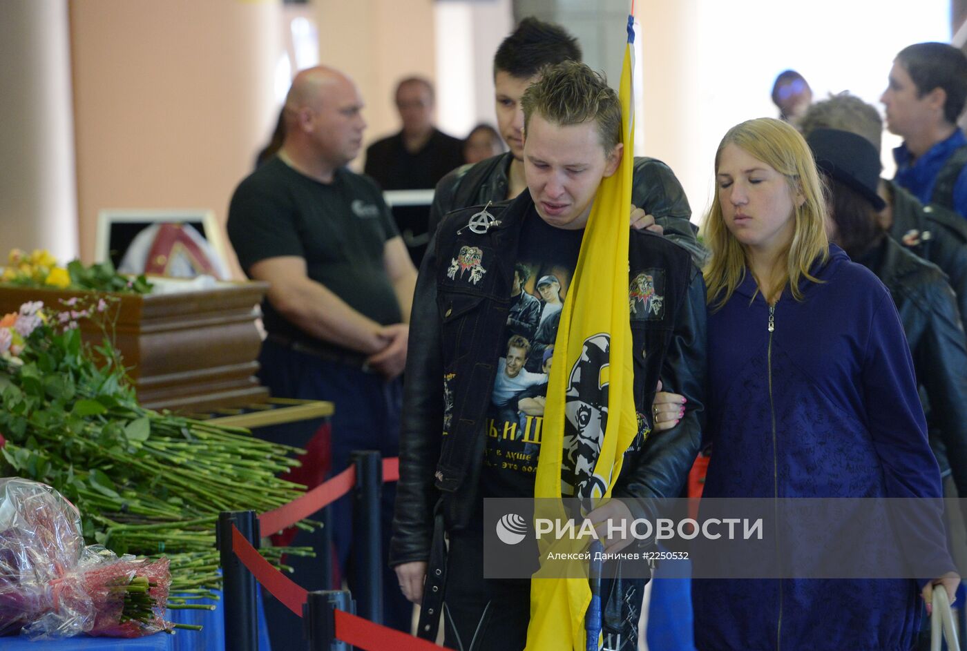 Горшенев фото с места. Михаил Горшенев похороны. Похороны Михаила Король и Шут. Похороны Горшенева Король и Шут. Прощание с Михаилом Горшеневым.