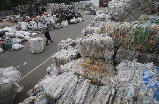Работа предприятия по переработке бытовых отходов