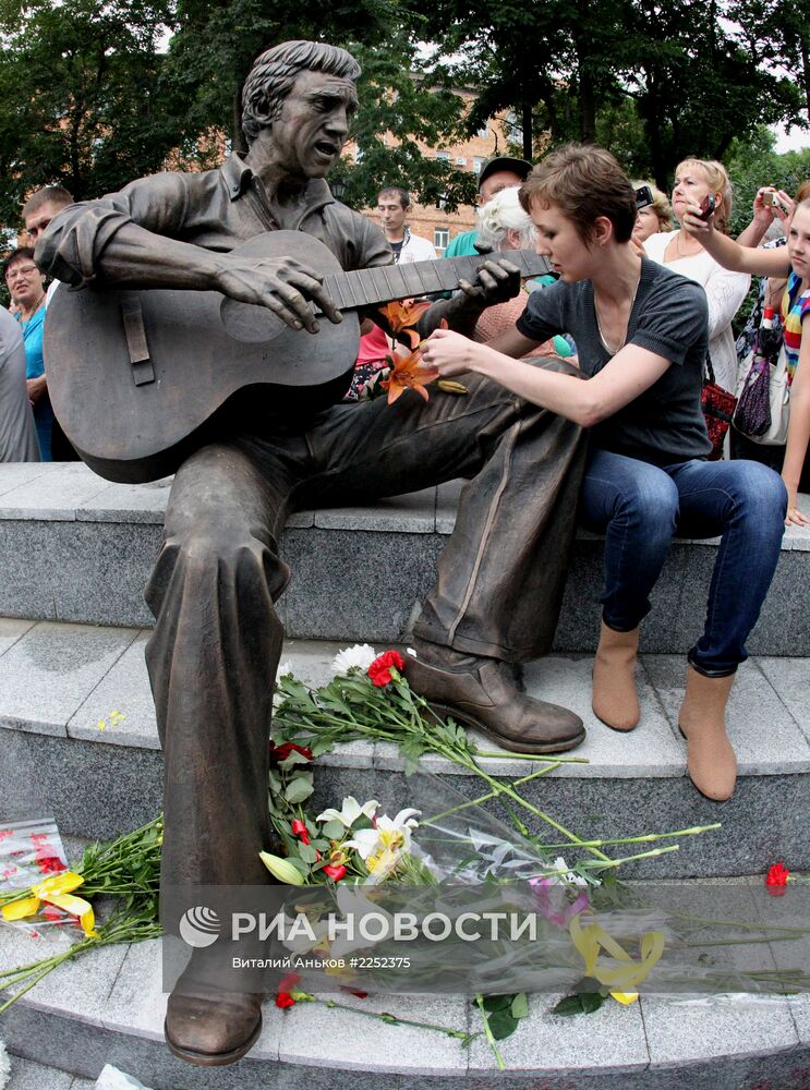 Открытие памятника Владимиру Высоцкому во Владивостоке