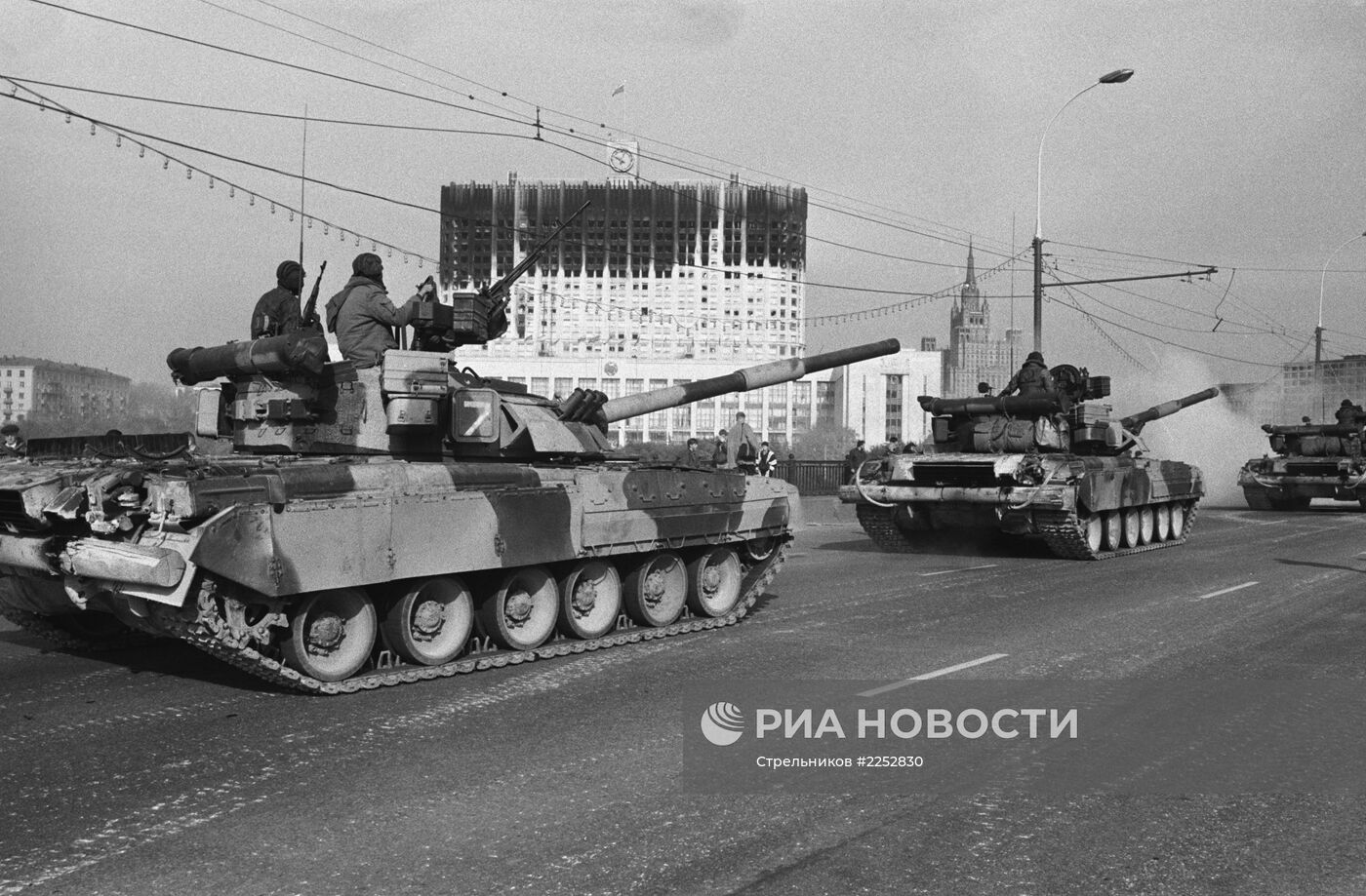Колонна танков проходит по Новоарбатскому мосту
