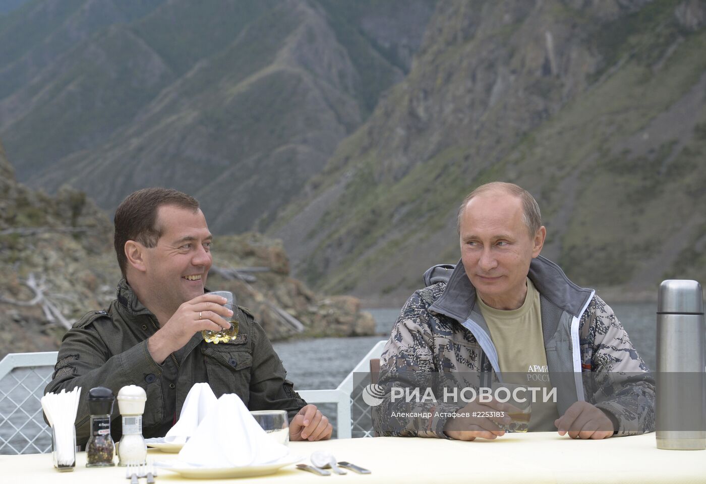 В. Путин и Д. Медведев на отдыхе