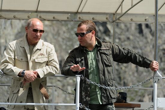 В. Путин и Д. Медведев на отдыхе