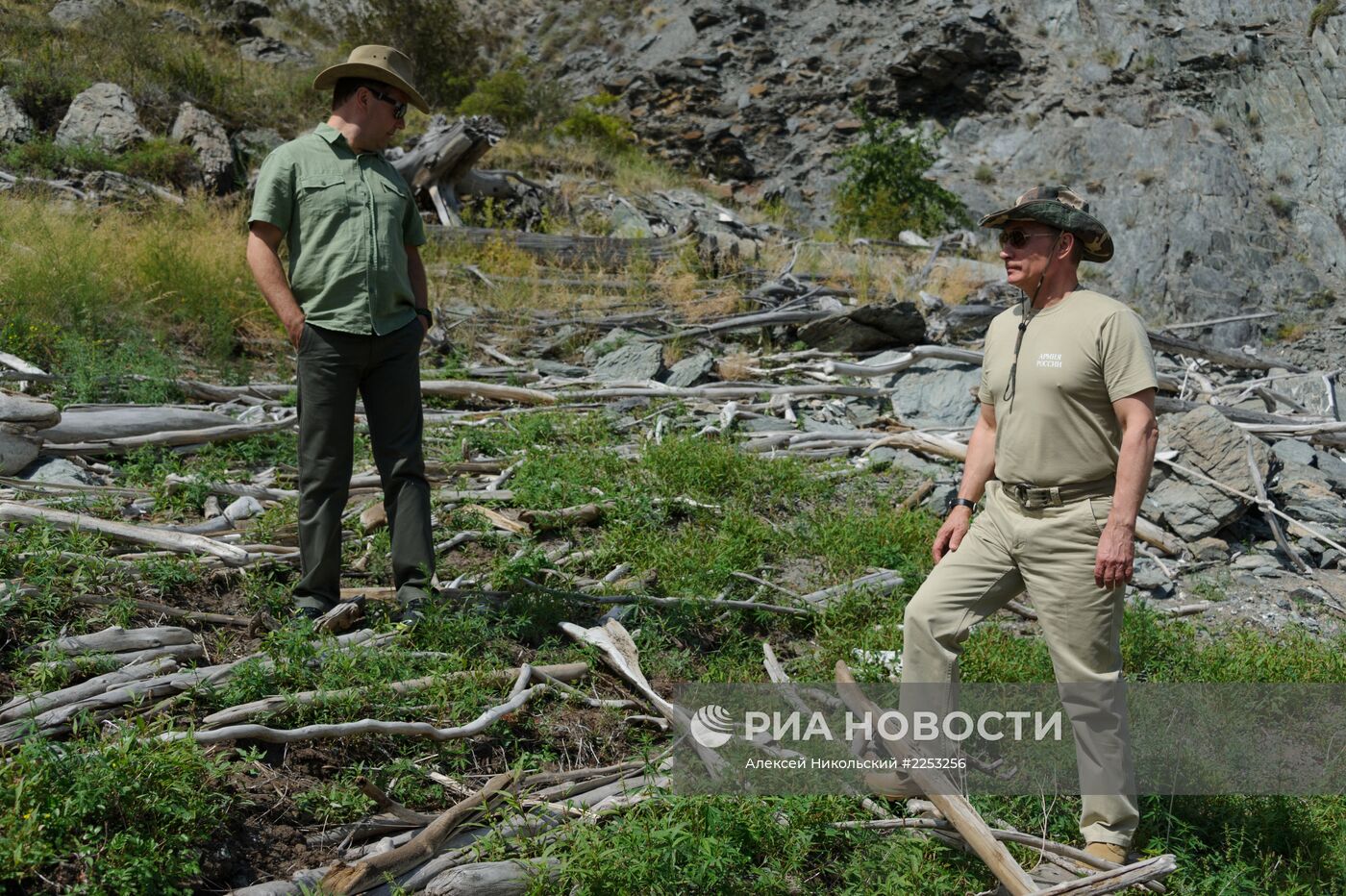 В. Путин и Д. Медведев на отдыхе