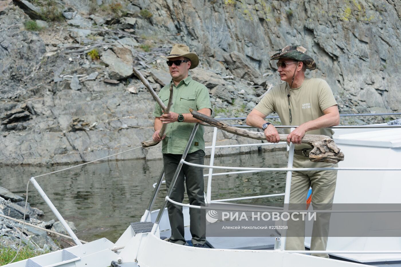 В. Путин и Д. Медведев на отдыхе