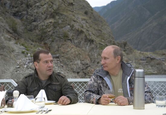 В. Путин и Д. Медведев на отдыхе