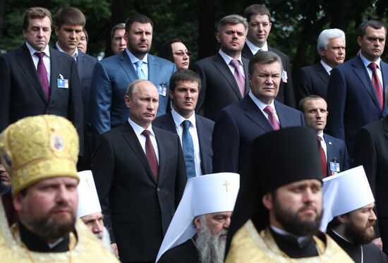 В.Путин на молебне по случаю 1025-летия крещения Руси
