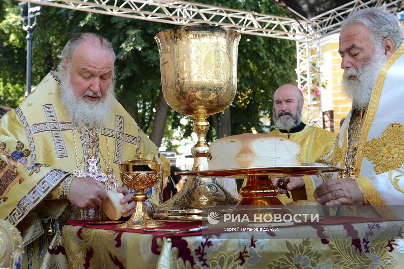 Божественная литургия на Соборной площади Киево-Печерской Лавры