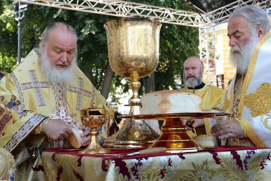 Божественная литургия на Соборной площади Киево-Печерской Лавры