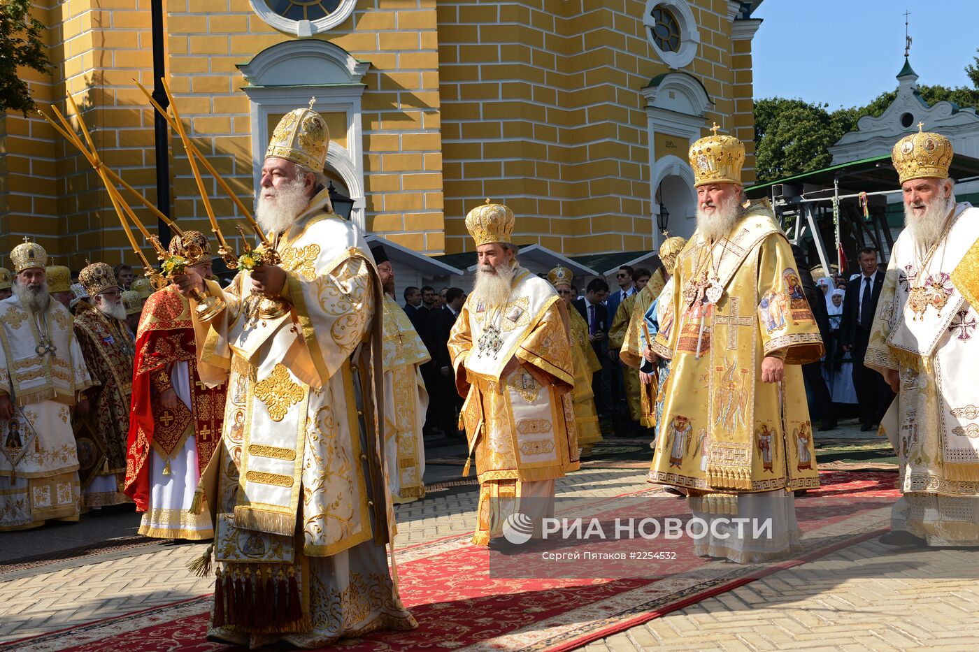 Божественная литургия на Соборной площади Киево-Печерской Лавры