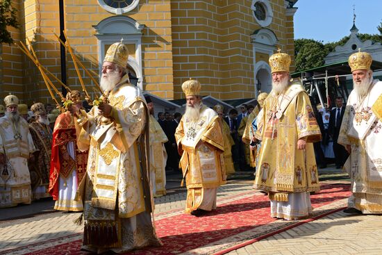 Божественная литургия на Соборной площади Киево-Печерской Лавры