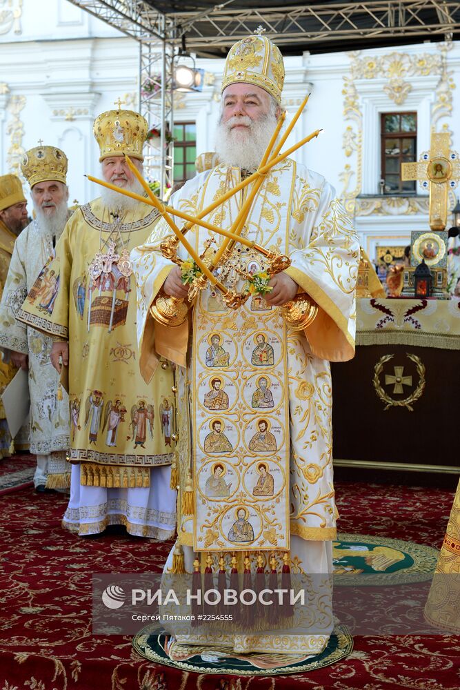 Божественная литургия на Соборной площади Киево-Печерской Лавры