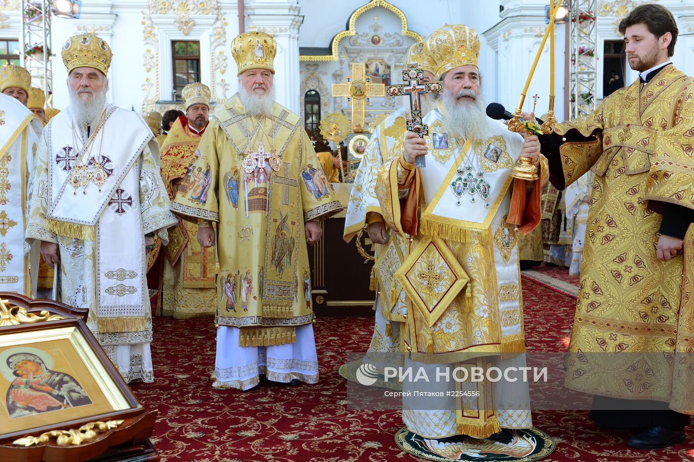 Божественная литургия на Соборной площади Киево-Печерской Лавры