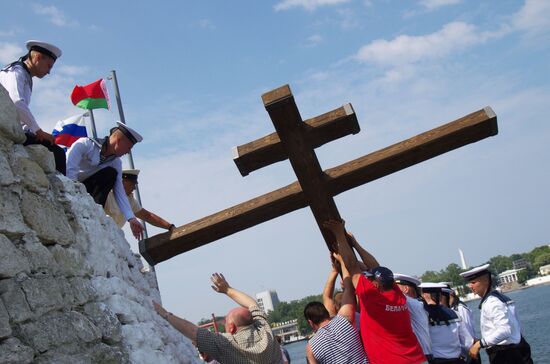 Установка Православного креста погибшим воинам в Севастополе