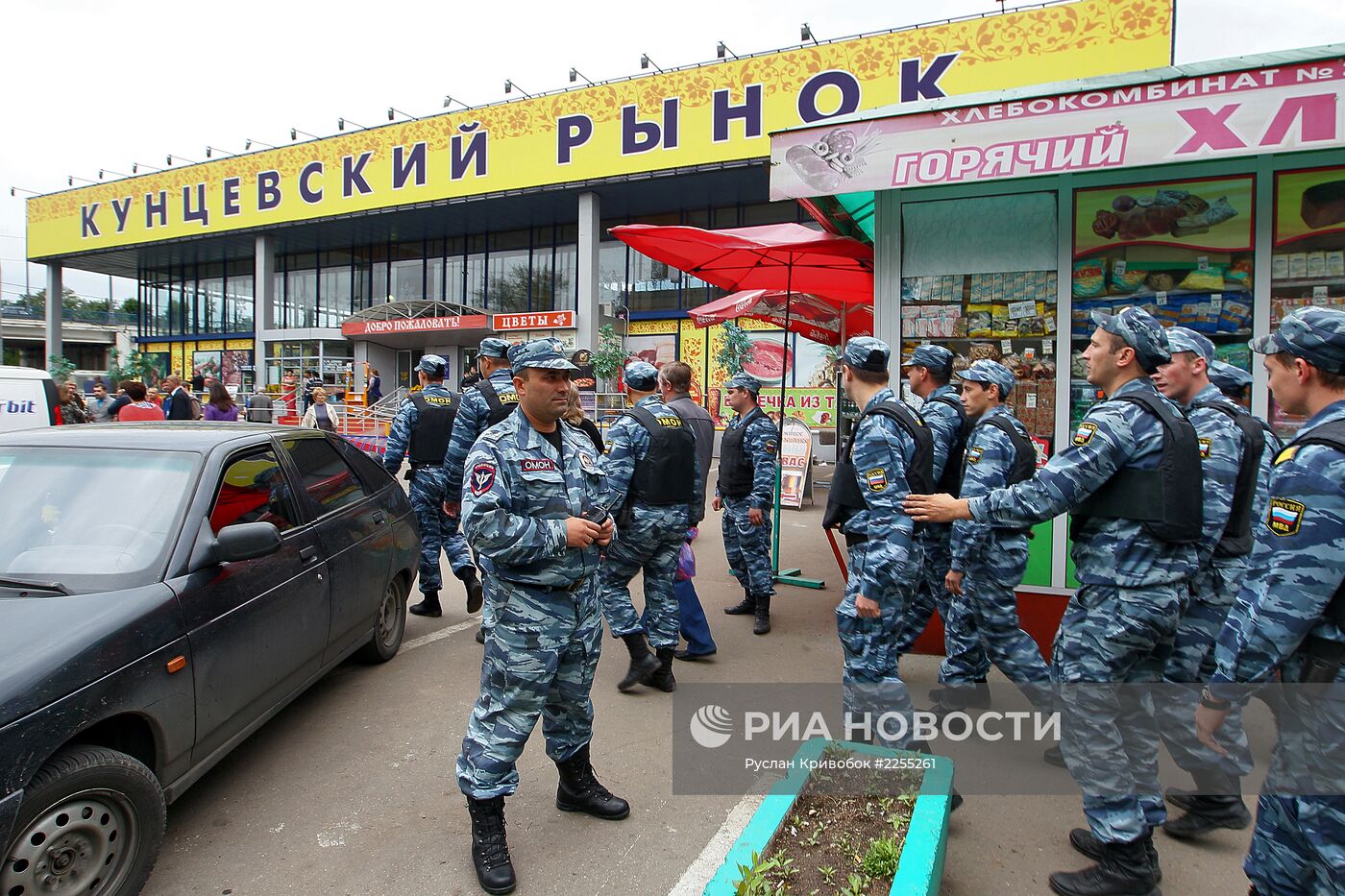 Массовые проверки на московских рынках после нападения на операт