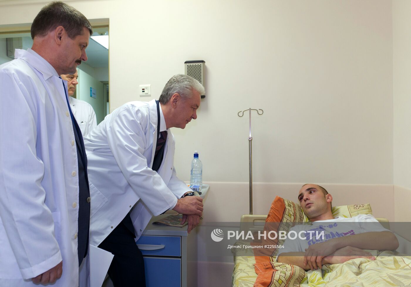 С.Собянин посетил в больнице пострадавшего полицейского