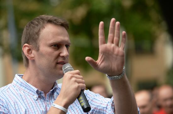 Кандидат в мэры Москвы Алексей Навальный встретился с избирателя