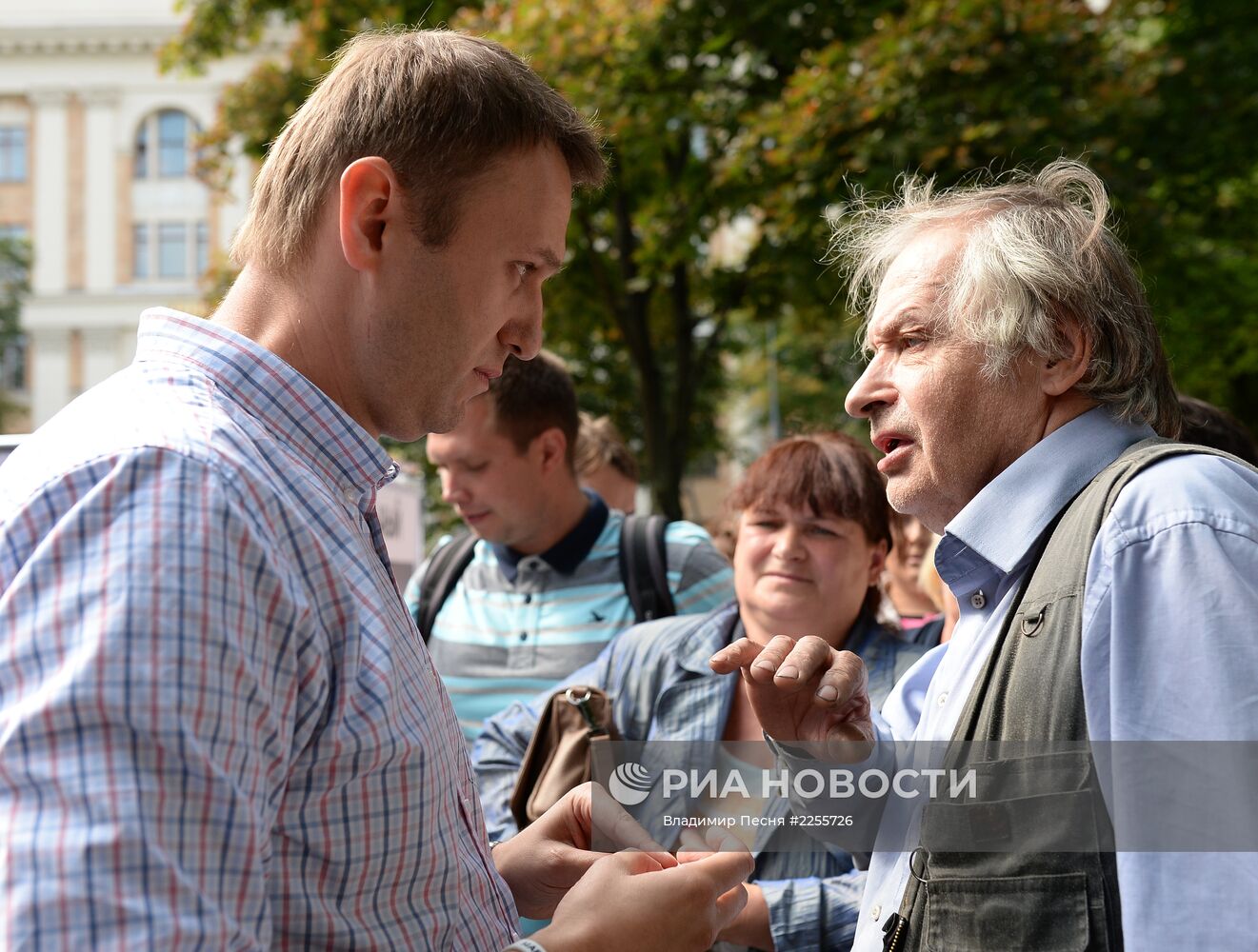 Кандидат в мэры Москвы Алексей Навальный встретился с избирателя