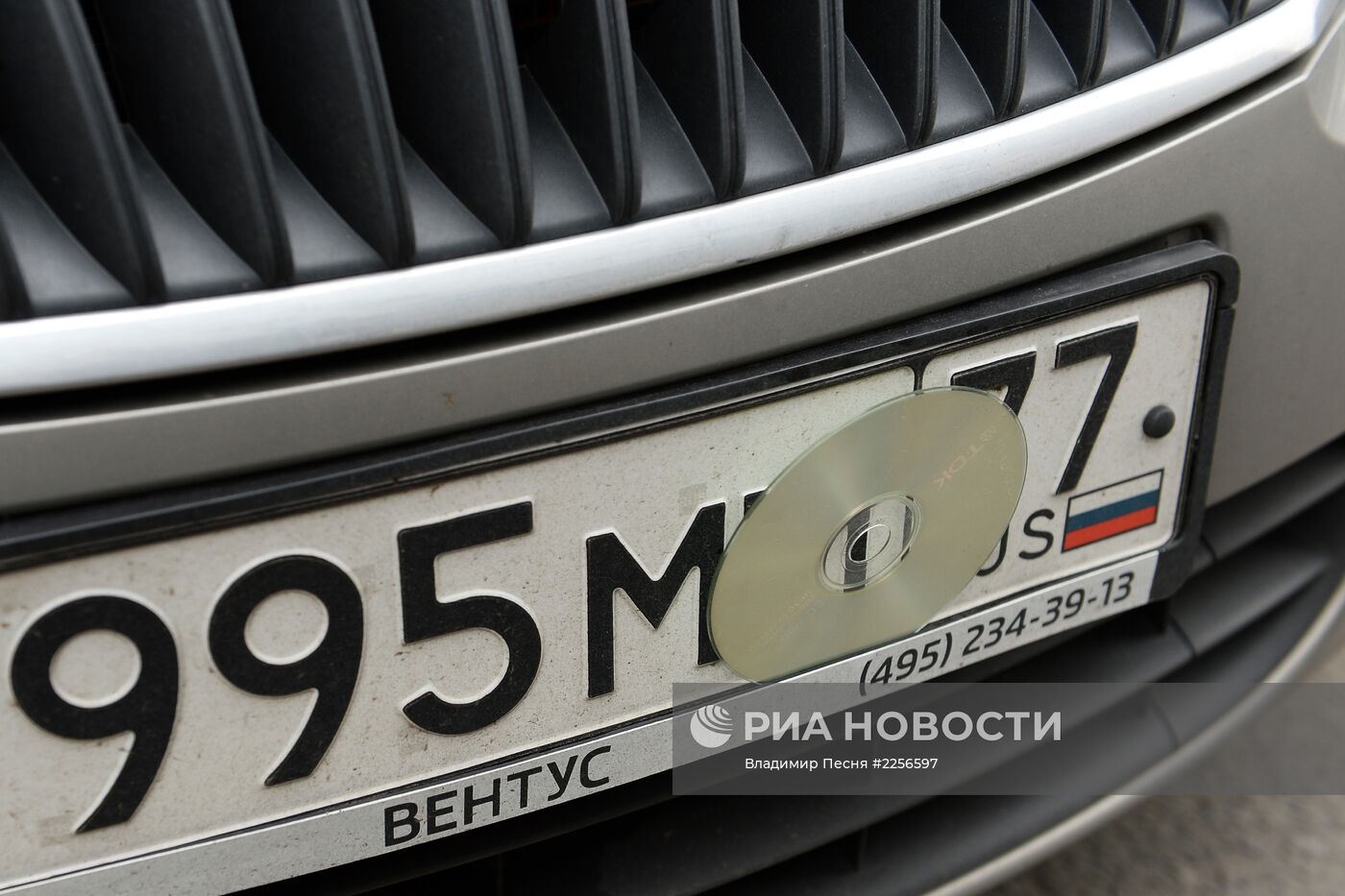 Скрытые номера на припаркованных автомобилях в Москве