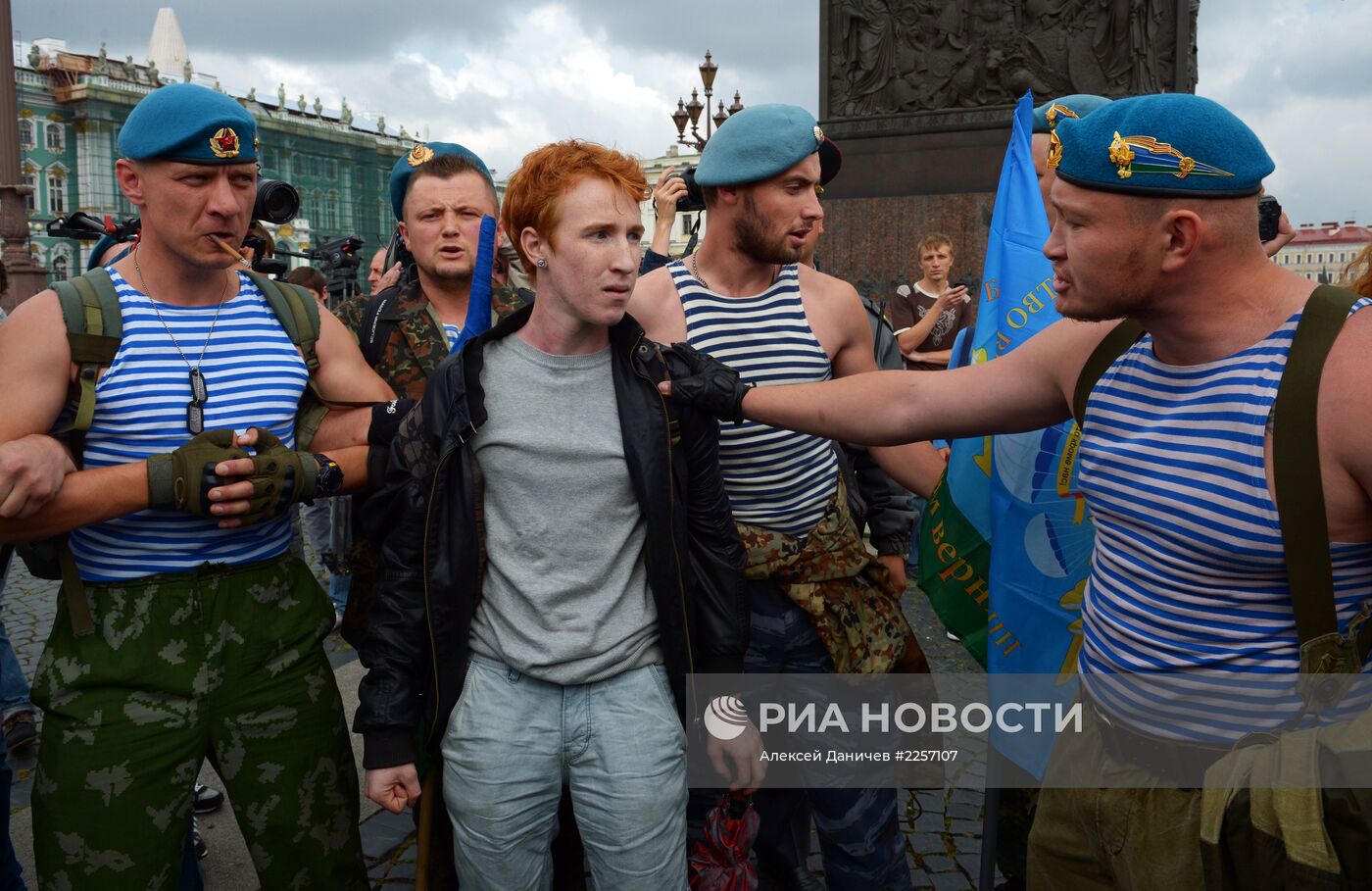 Пикет активиста движения ЛГБТ в день ВДВ