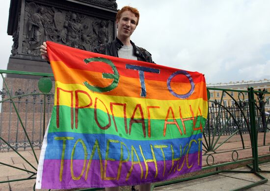 Пикет активиста движения ЛГБТ в день ВДВ