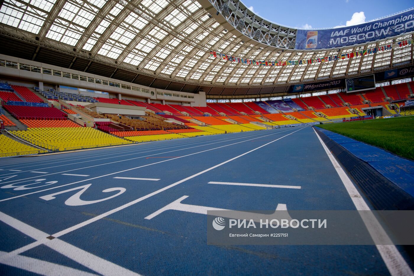 Стадион "Лужники" перед чемпионатом мира по легкой атлетике