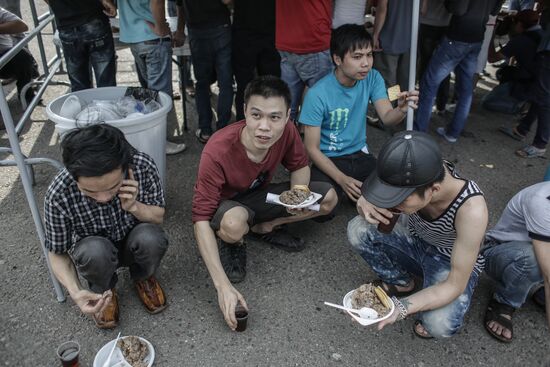 Палаточный лагерь для нелегальных мигрантов в Москве