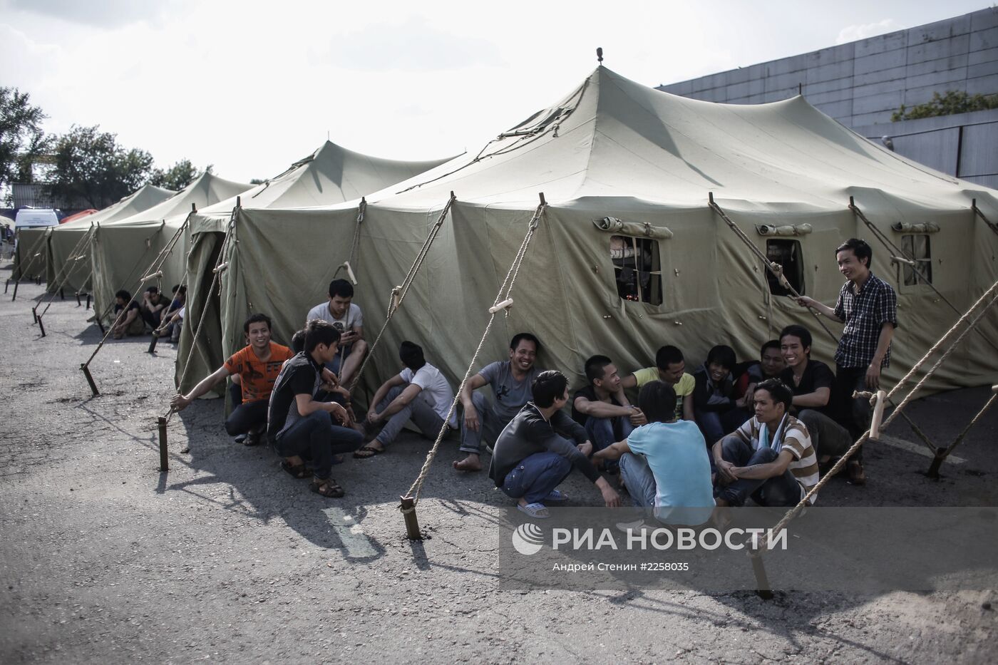Мероприятия перед открытием палаточного лагеря. Палаточный лагерь мигрантов. Сирийская палатка. Сирия палатки. Мигранты в палатках.