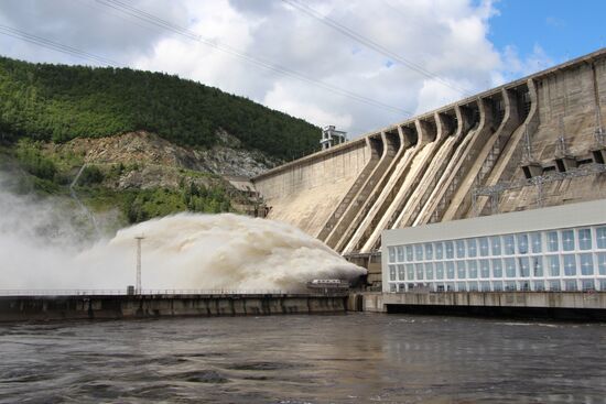 На водохранилище Зейской ГЭС проходят холостые сбросы воды
