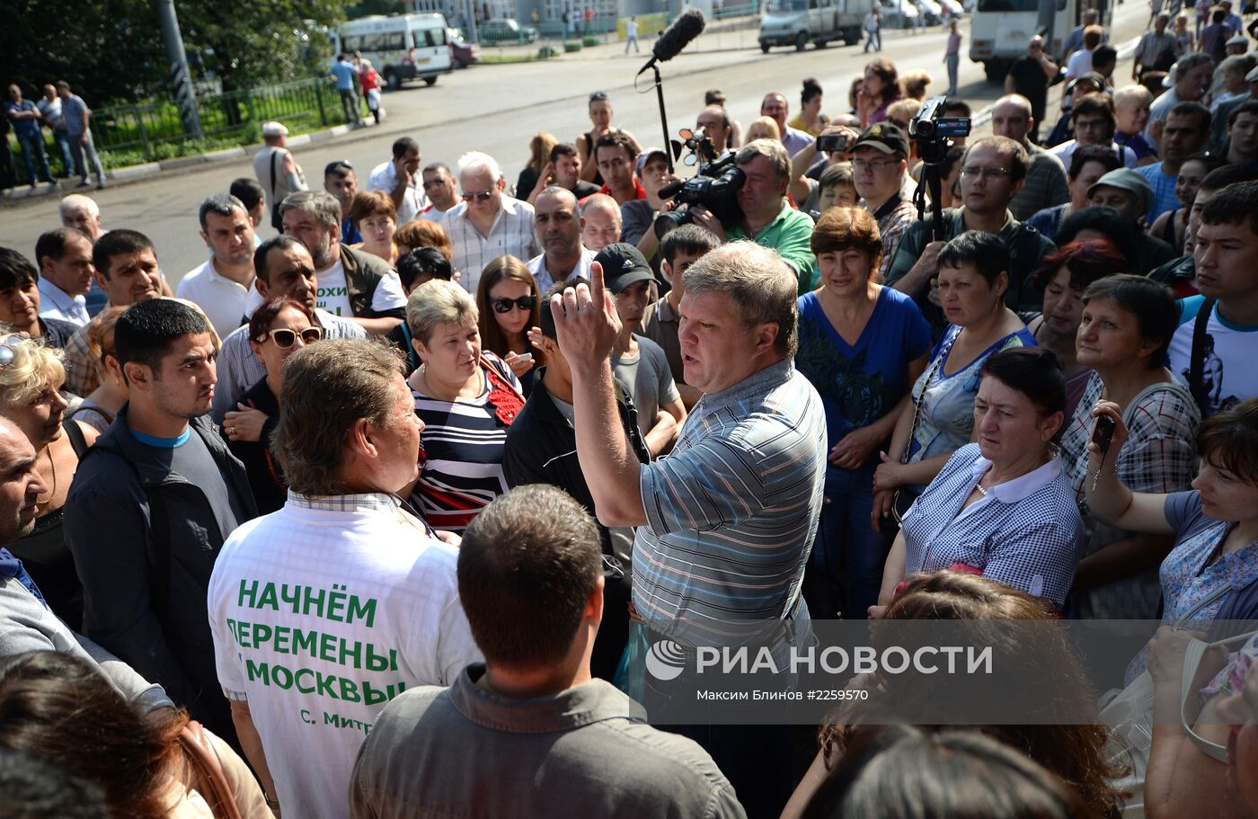Кандидат в мэры Москвы С.Митрохин посетил Выхинский рынок
