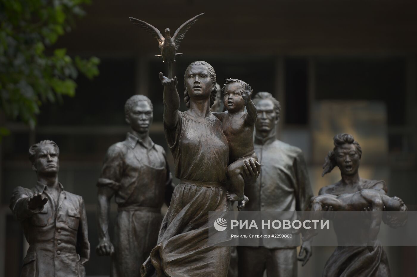 Открытие памятника В.И.Мухиной "Требуем мира"
