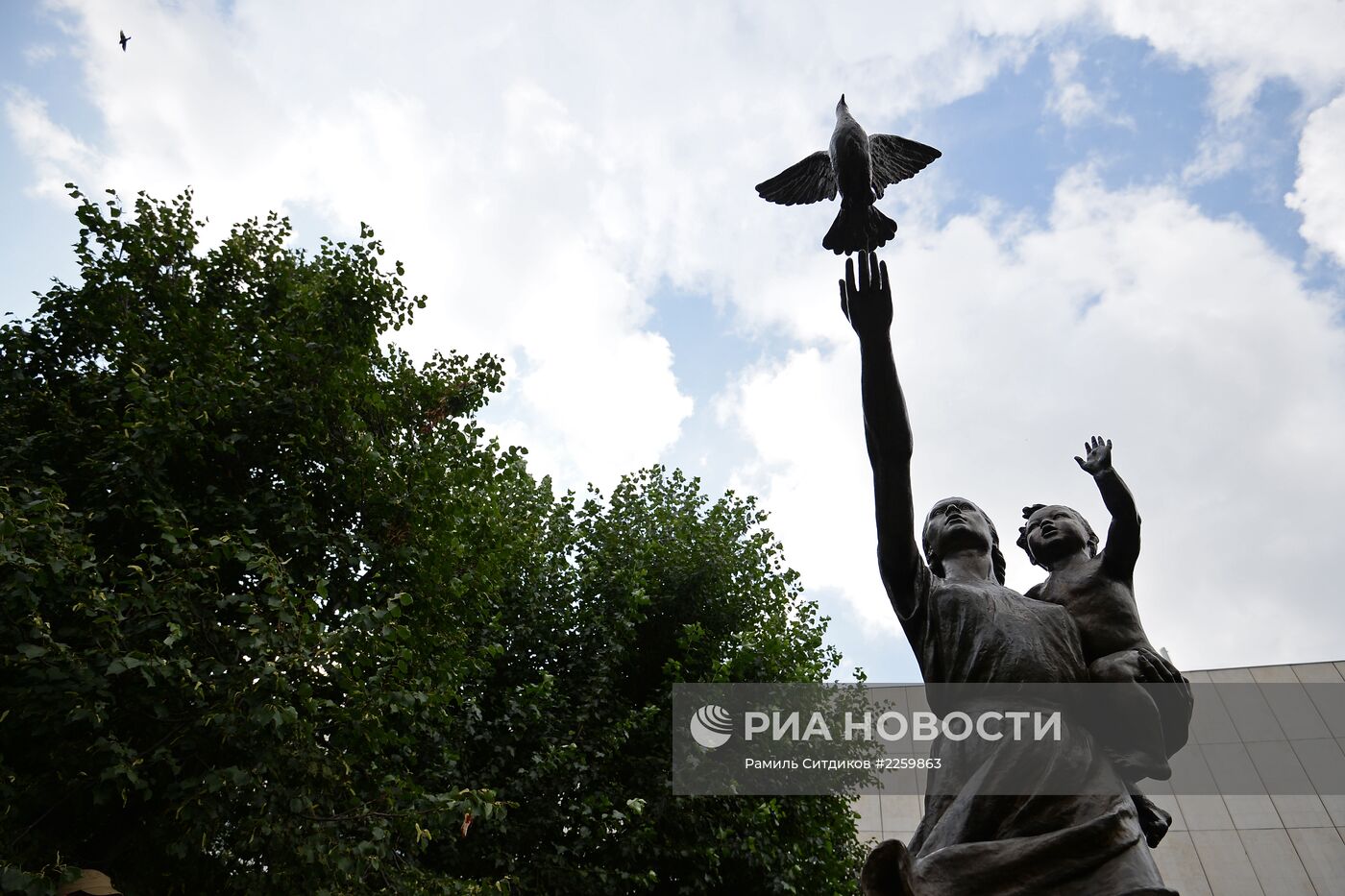 Открытие памятника В.И.Мухиной "Требуем мира"