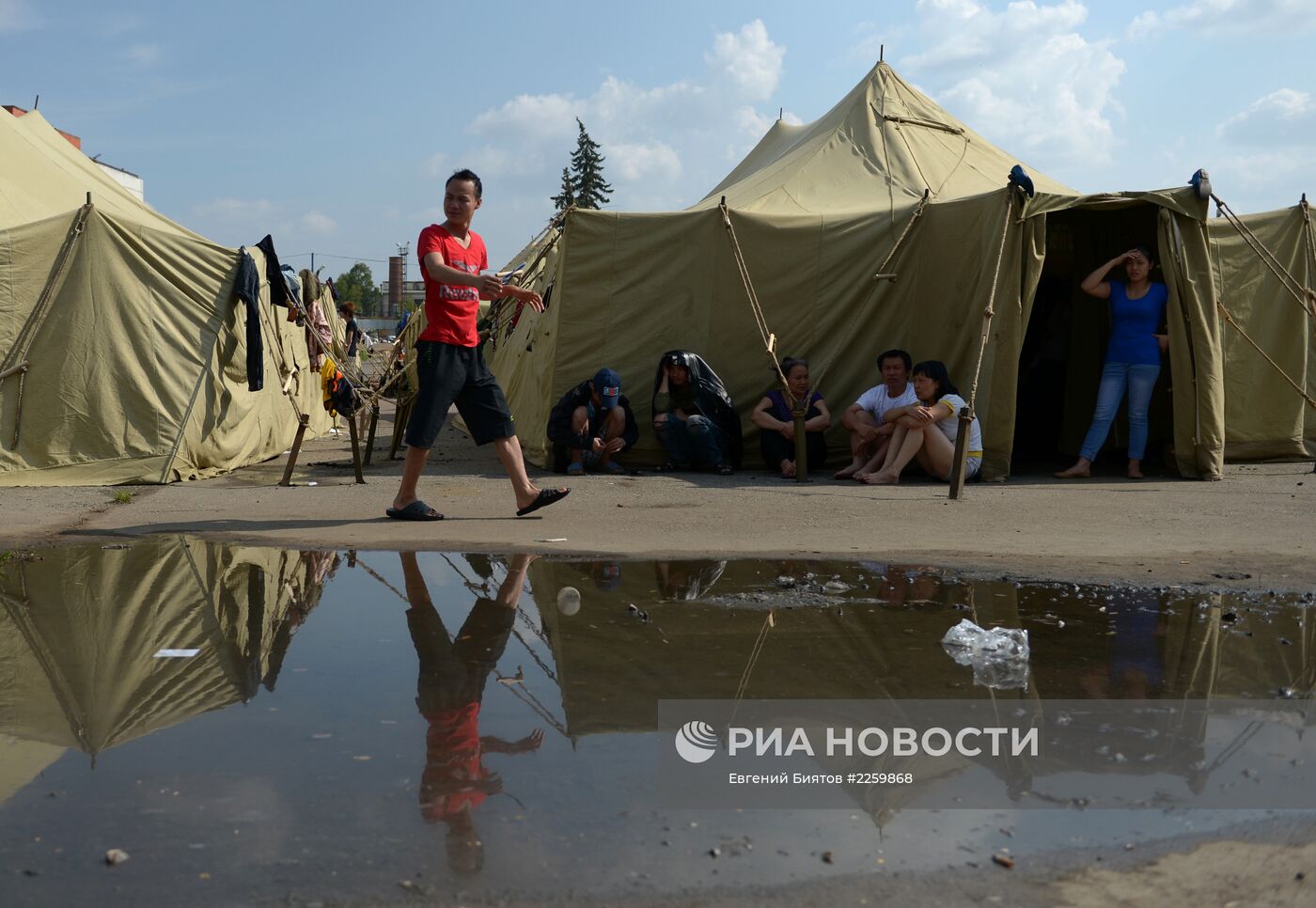 Палаточный лагерь для мигрантов в Гольяново