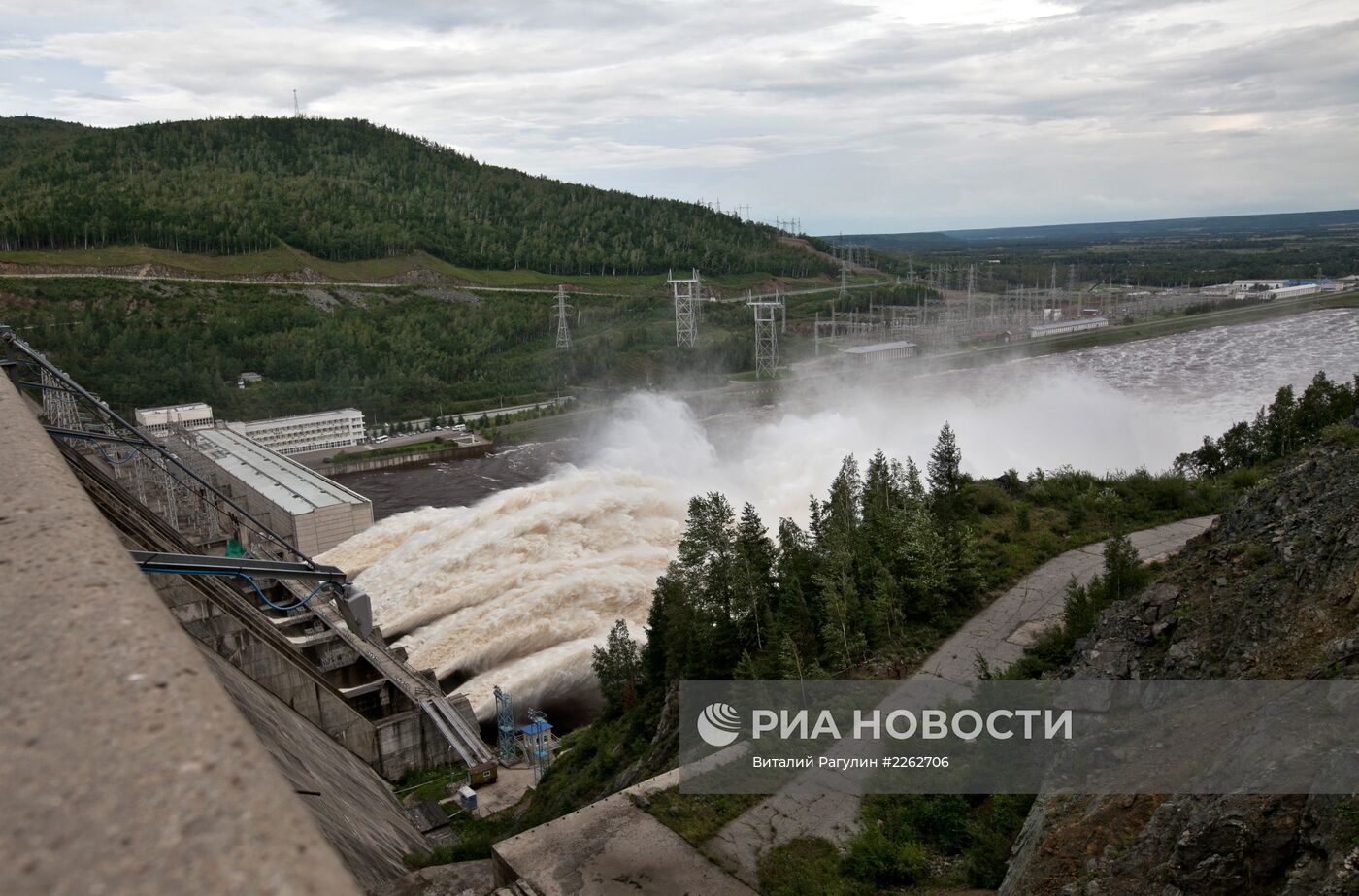 Работа Зейской ГЭС во время паводков в Амурской области