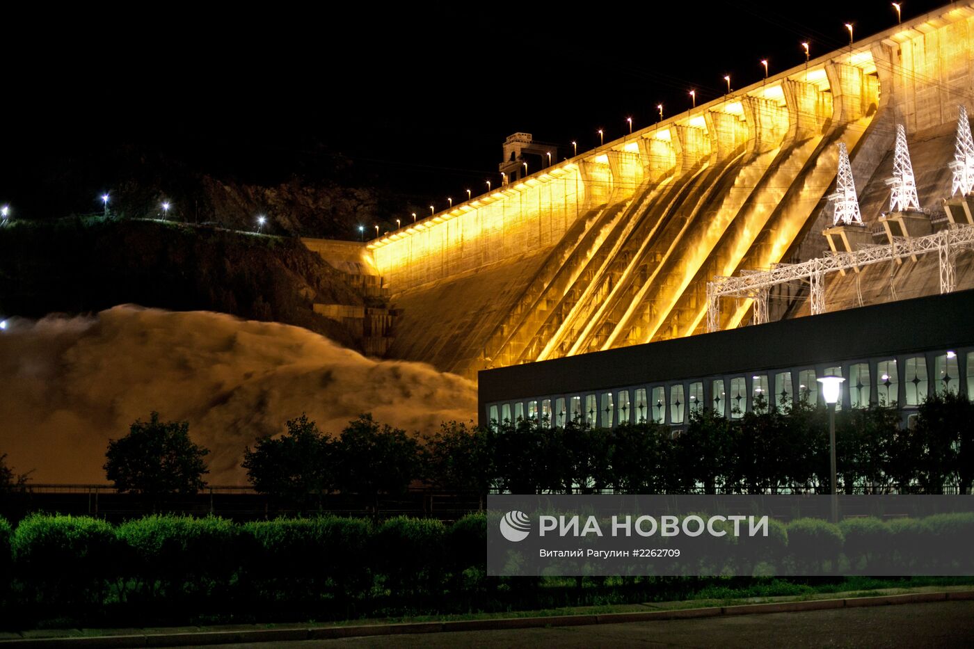 Работа Зейской ГЭС во время паводков в Амурской области