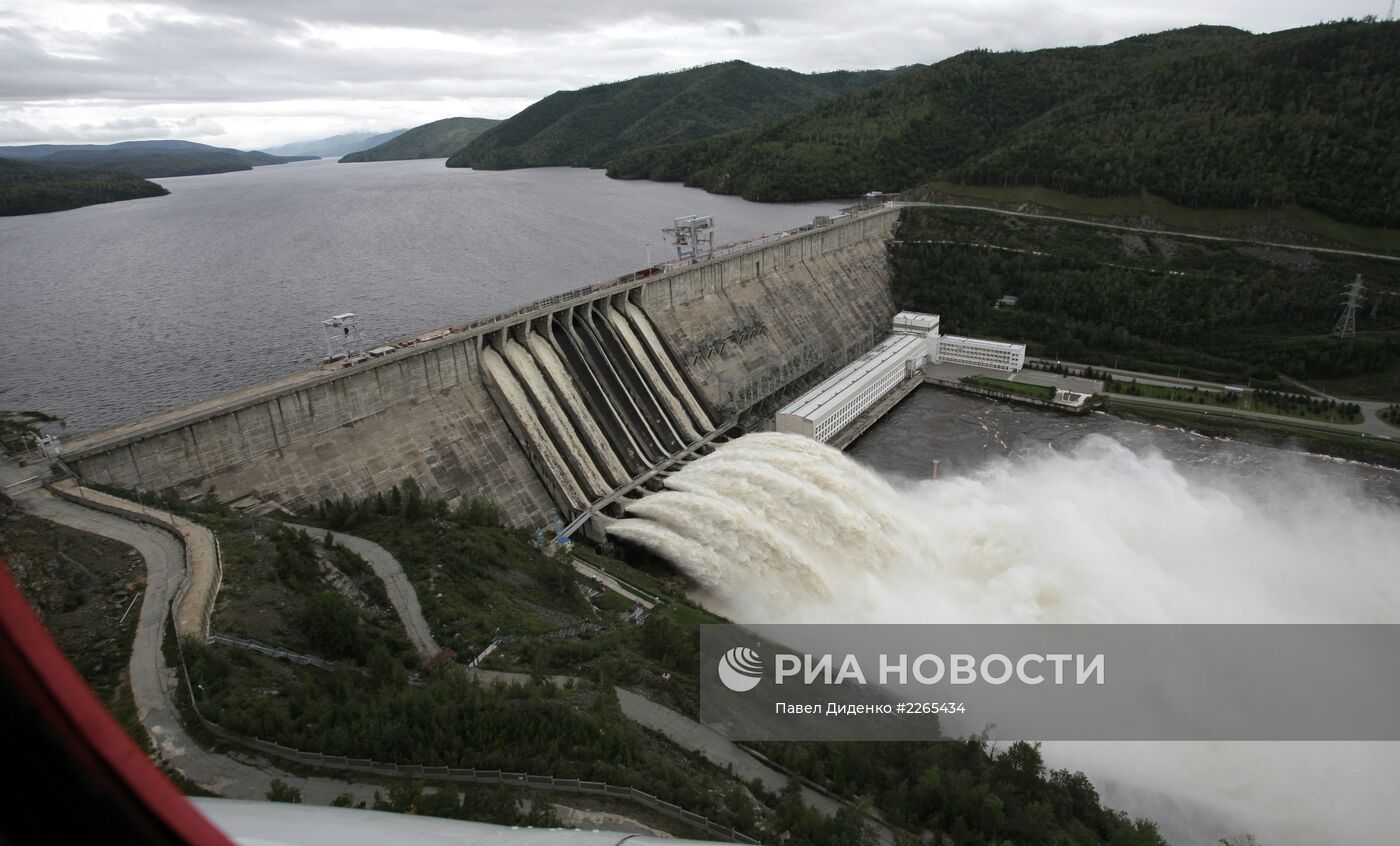 Сброс воды на Зейской ГЭС в Амурской области