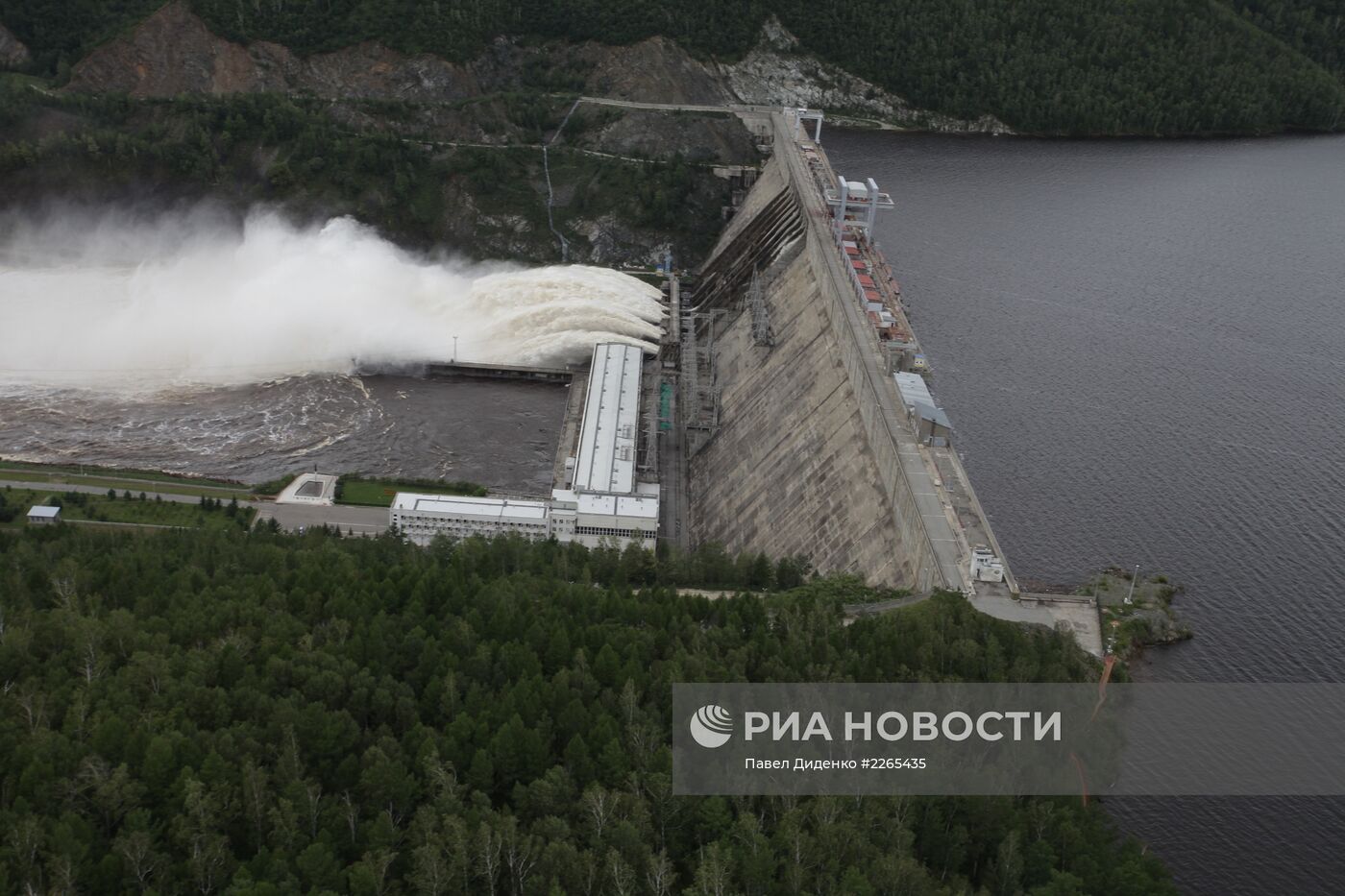 Сброс воды на Зейской ГЭС в Амурской области