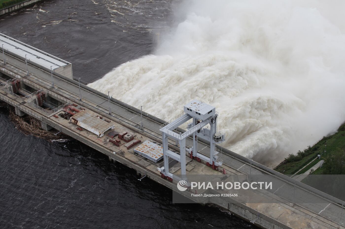 Сброс воды на Зейской ГЭС в Амурской области