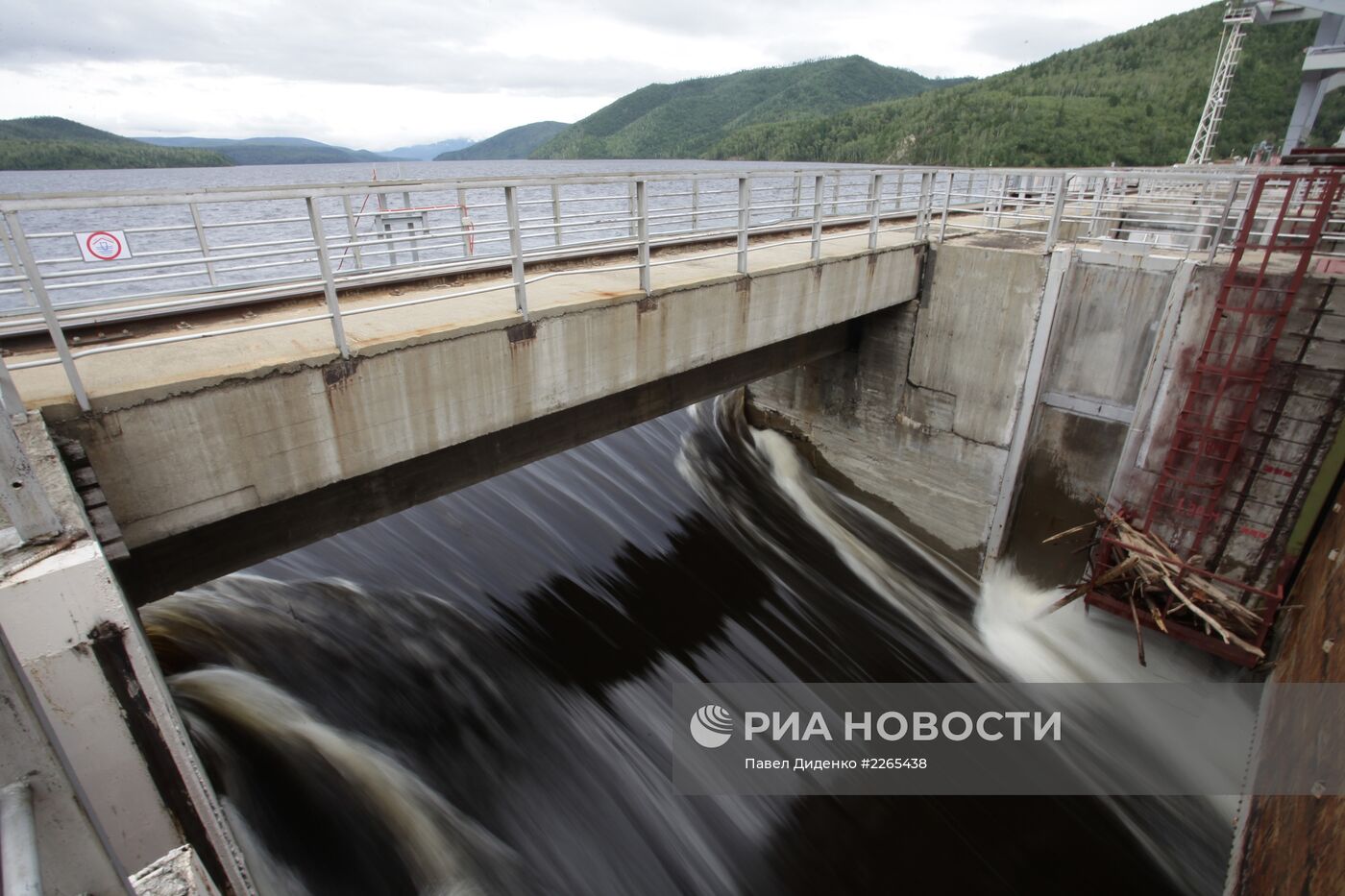 Сброс воды на Зейской ГЭС в Амурской области