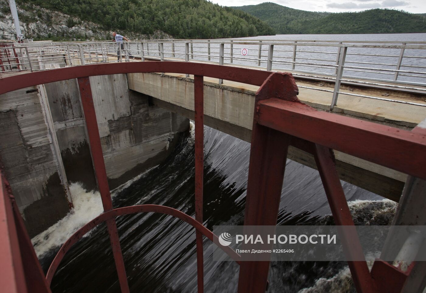 Сброс воды на Зейской ГЭС в Амурской области