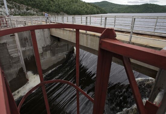 Сброс воды на Зейской ГЭС в Амурской области