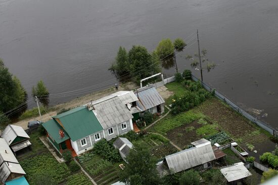 Сброс воды на Зейской ГЭС в Амурской области