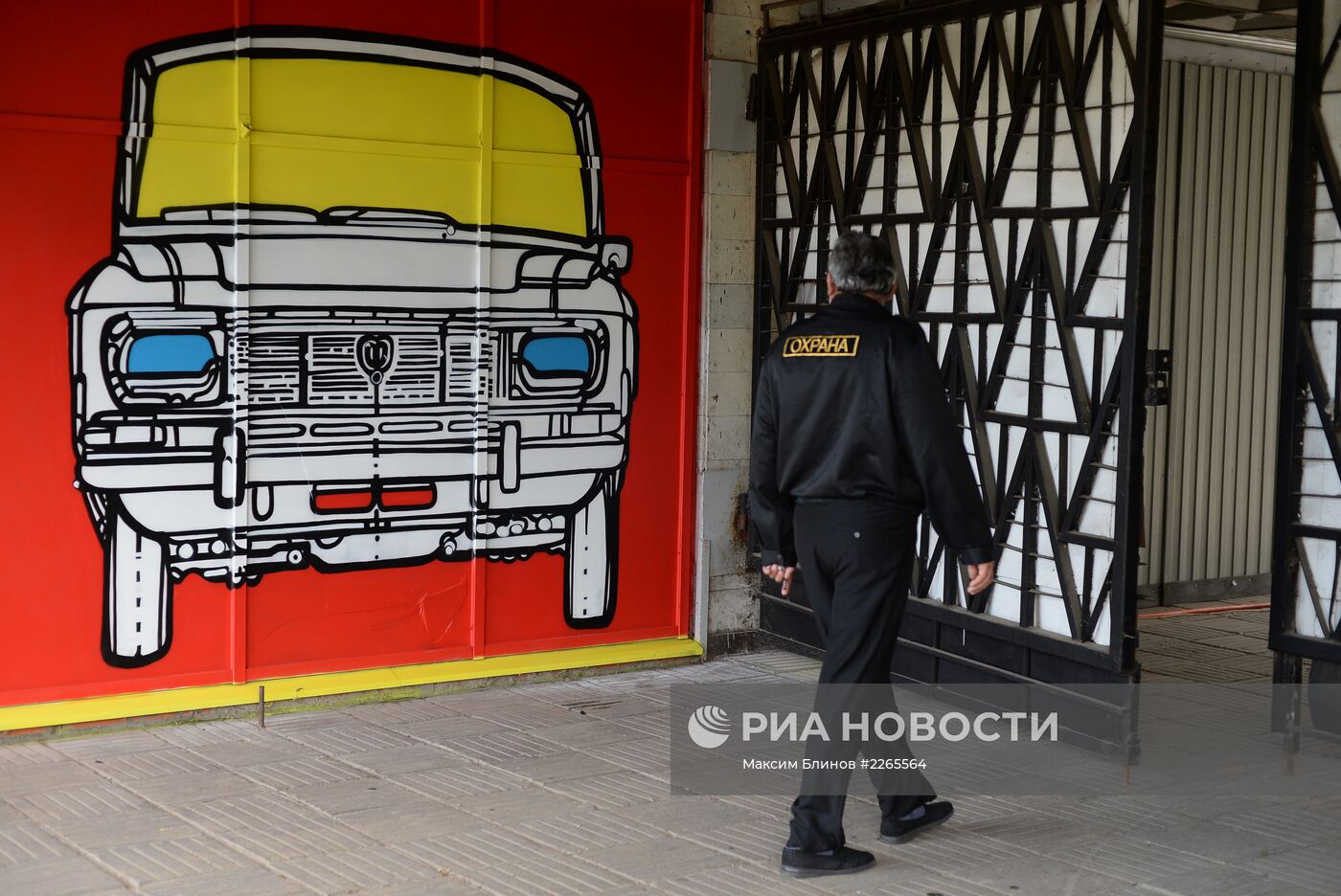 Граффити художник Petro Aesthetics разрисовал стены КЦ "Москвич"